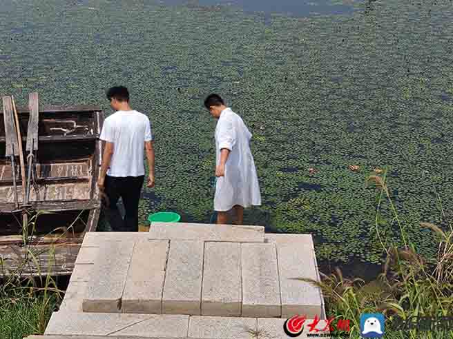 防汛常規(guī)物資中主要包含麻袋吸水膨脹袋,無紡布吸水膨脹袋,防汛沙袋,防汛噸袋,防汛編織袋,雨衣,雨靴,雨傘,彩條布,工兵鏟,十字鎬,八磅錘,應急救生包等。