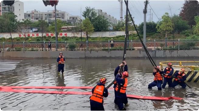 麒麟区遭暴雨突袭|部分道路积水严重，消防紧急排涝解忧