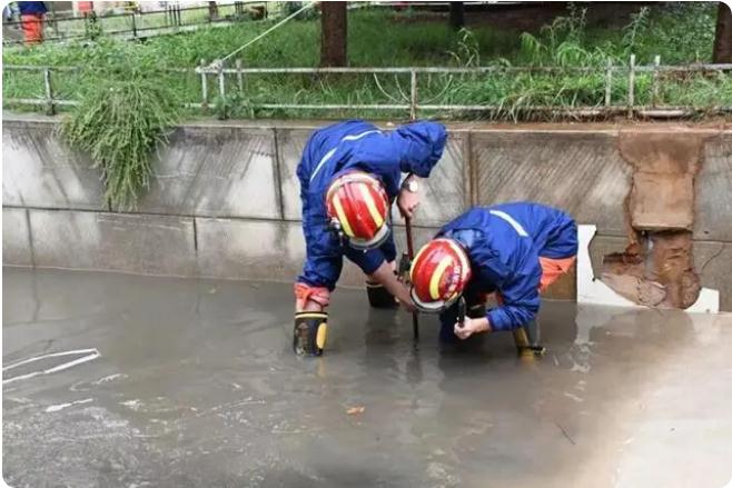 麒麟区遭暴雨突袭|部分道路积水严重，消防紧急排涝解忧