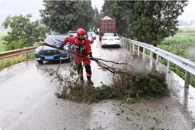 麒麟区遭暴雨突袭|部分道路积水严重，消防紧急排涝解忧